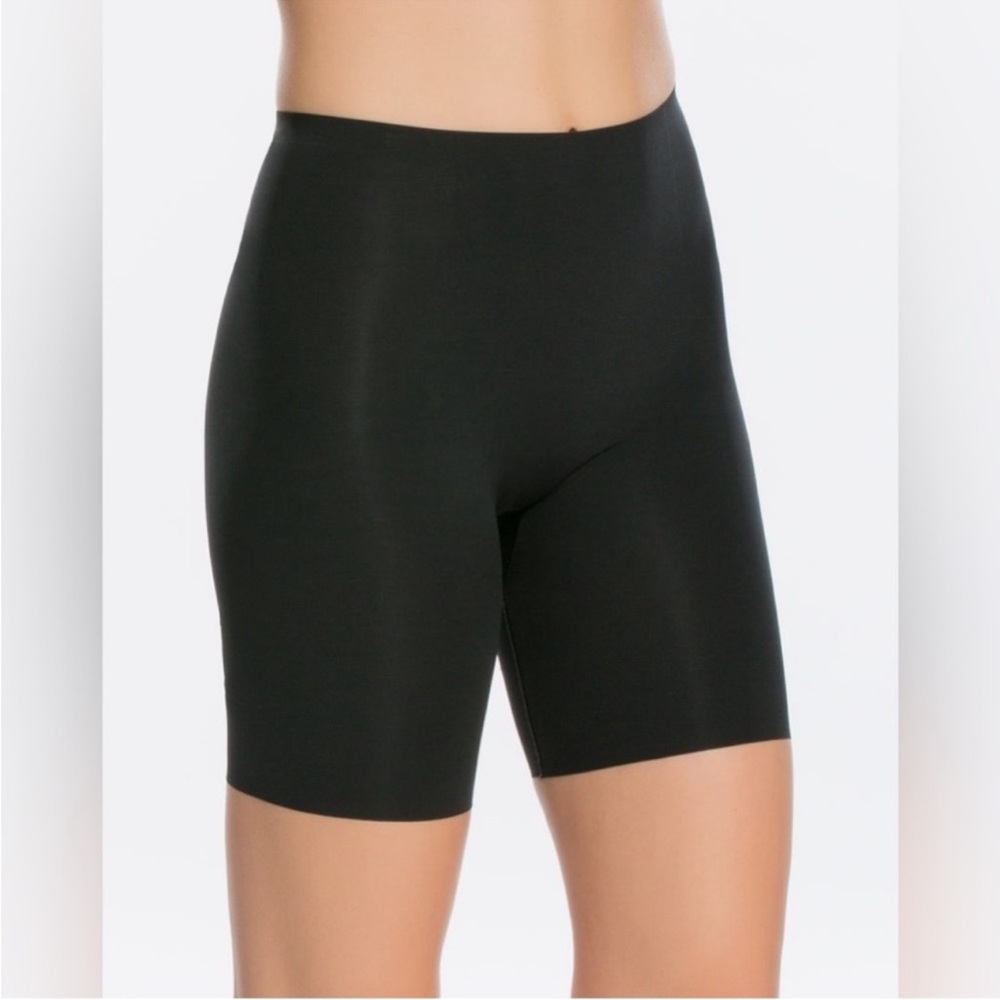 NWT SPANX Thinstincts® Mid-Thigh Short
